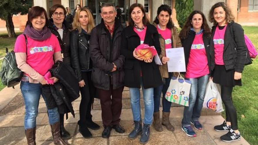 Madres del Ampa del CEIP 103 y del IES Baleares, junto a Màrius Fullana, presidente de Fampa València, con la calabaza.