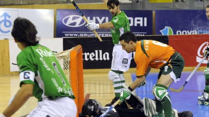 Josep Lamas celebra un gol aunque la bola no llegó a entrar. / juan varela