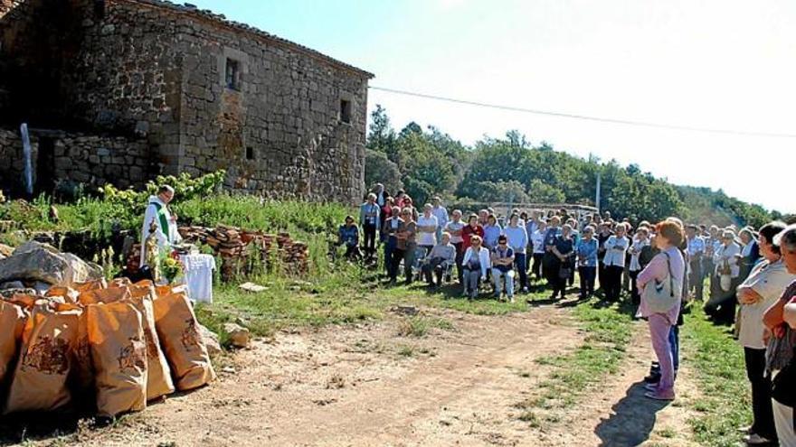 Missa al costat de la capella de Montraveta, diumenge