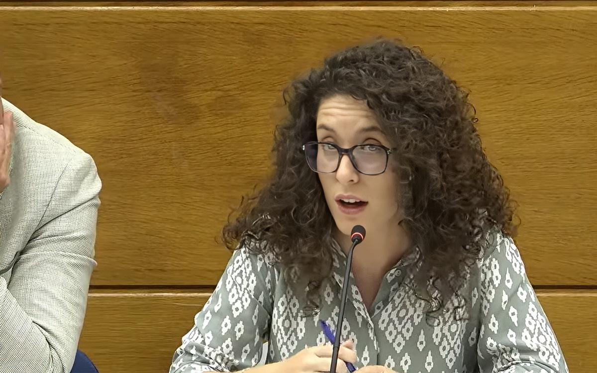 La concejala de Infraestructuras, Aurora Serrat, durante su intervención en el pleno defendiendo el nuevo modelo de limpieza viaria en Altea