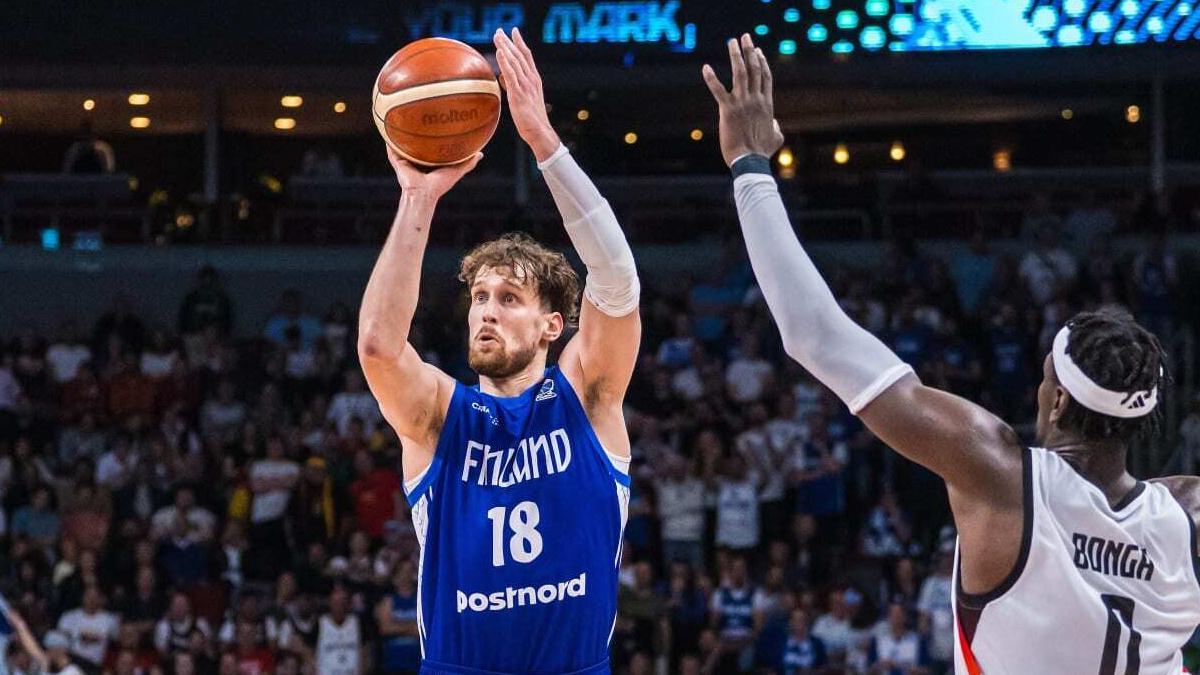 Jantunen lanzando desde el triple