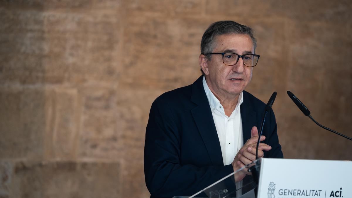 El conseller de Educación, José Antonio Rovira, durante una rueda de prensa en el Palau de la Generalitat.