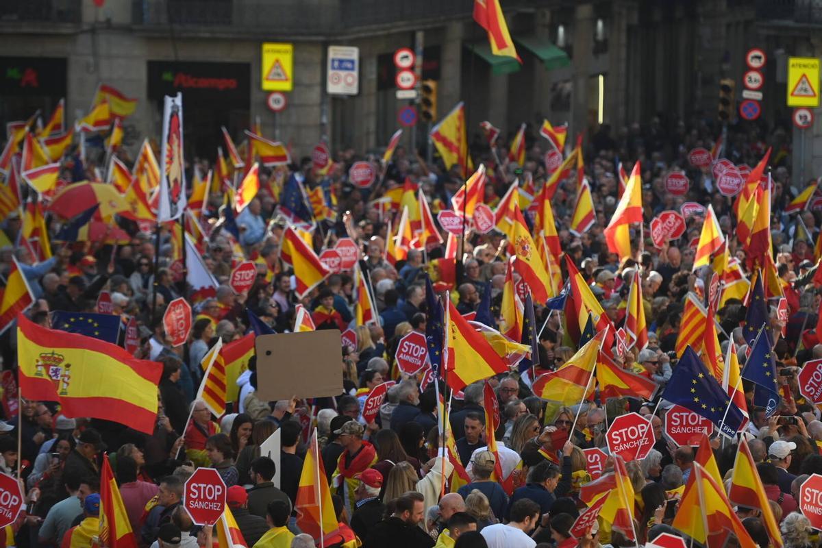 Concentració a la plaça Sant Jaume convocada pel PP contra la amnistia