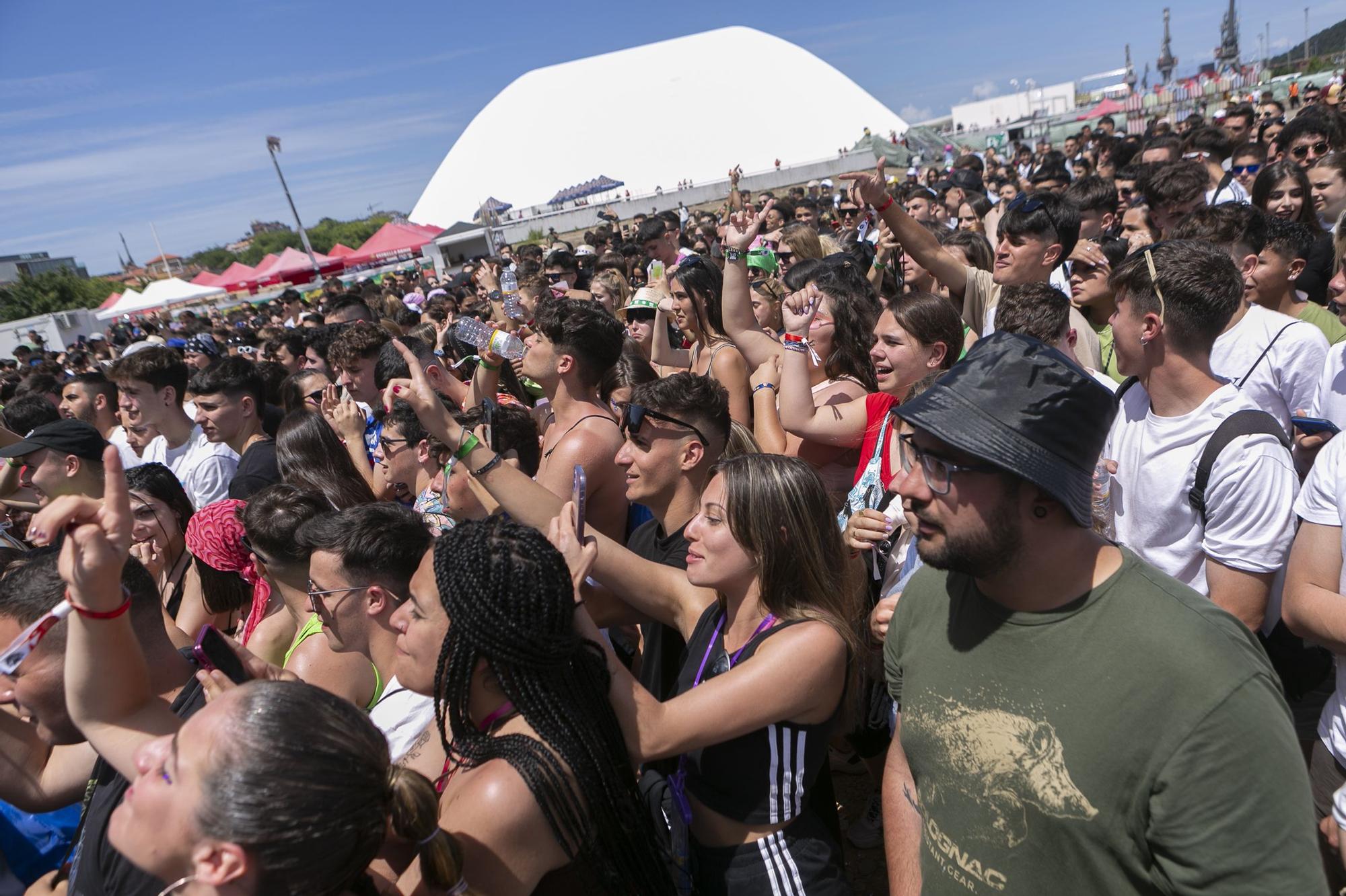 La segunda jornada del Reggaeton Beach Festival de Avilés, en imágenes