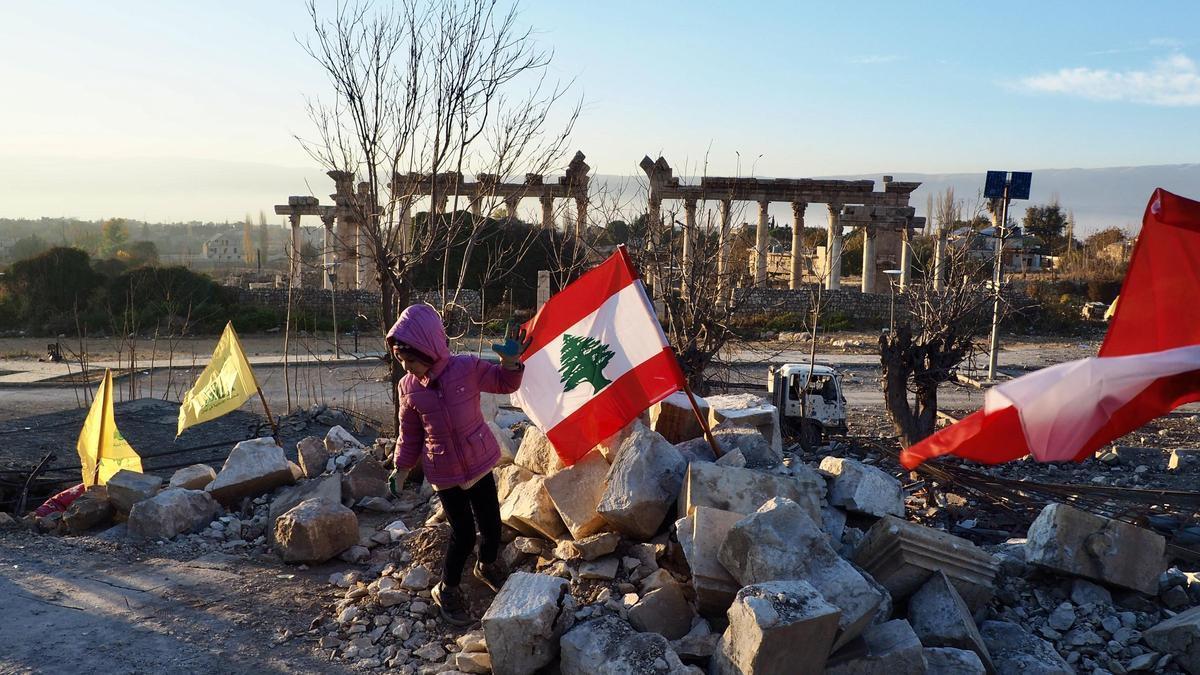 Un niño juega entre los escombros frente a las ruinas de Baalbek.