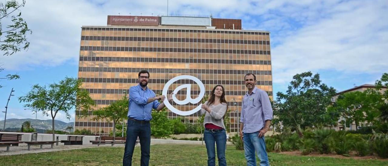 Noguera, Neus Truyol y Biel Barceló ante el edificio de Gesa.