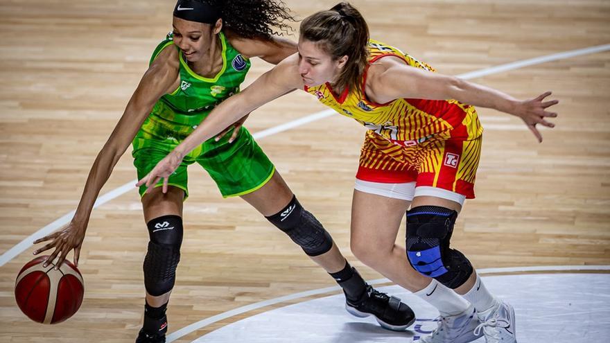 Rebekah Gardner en una acció amb Ferrari durant l&#039;Spar Girona-Sepsi de la prèvia d&#039;Eurolliga