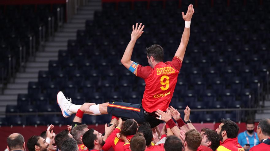 Los jugadores de España mantean a Raúl Entrerríos tras lograr el bronce en Tokio.