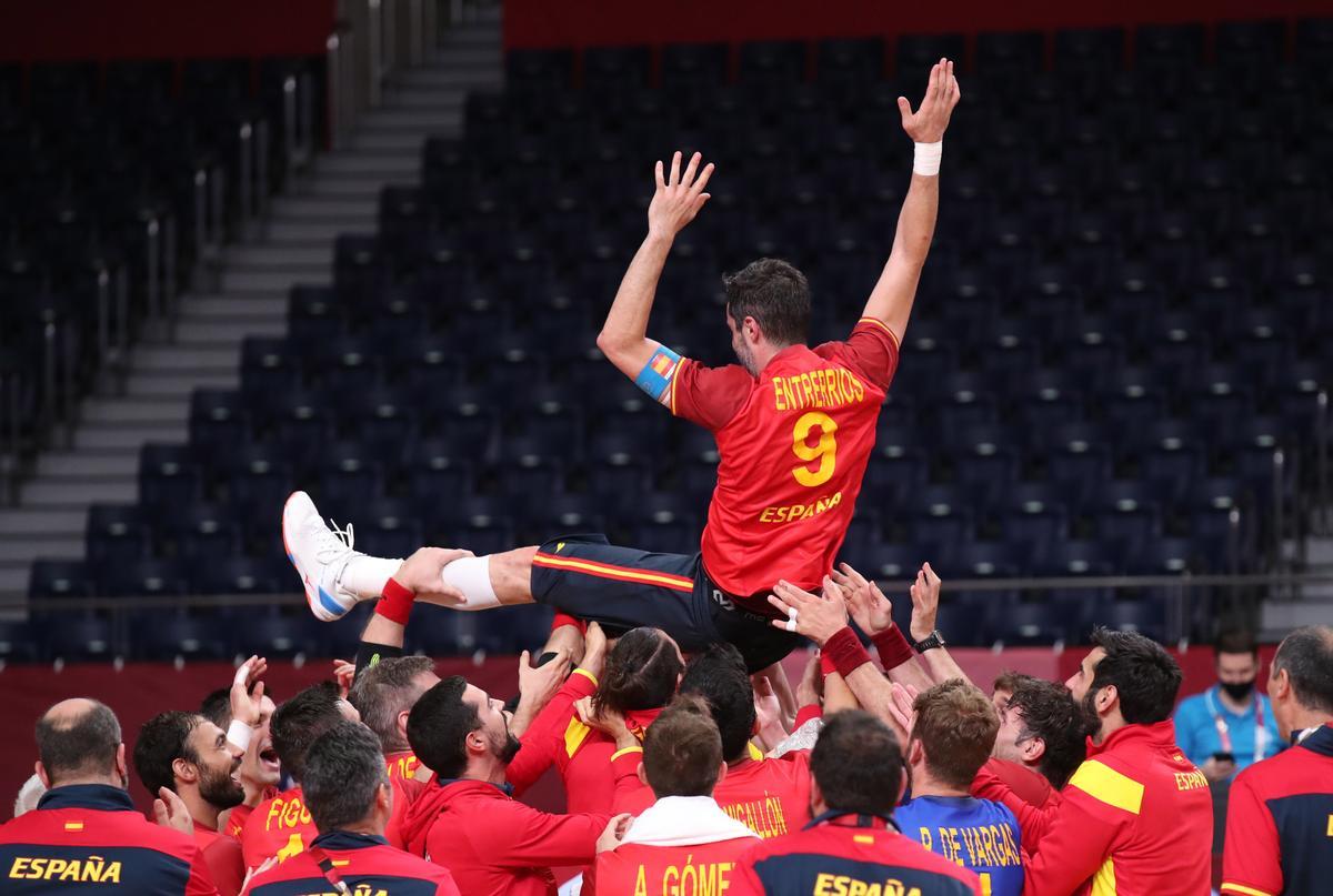 Los jugadores de España mantean a Raúl Entrerríos tras lograr el bronce en Tokio.