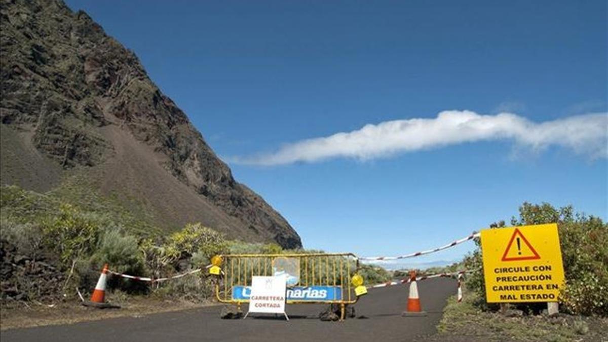 Carretera cortada en la isla de Hierro por el riesgo de desprendimientos.