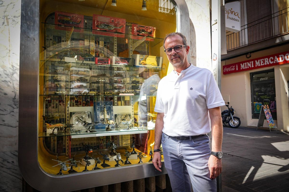 Alenjandro en el escaparate de Espina Hobbies.