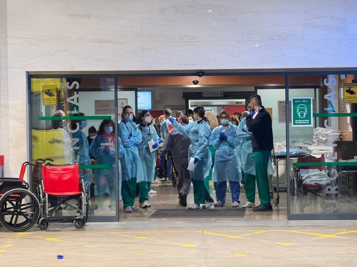 Personal de Urgencias del hospital Reina Sofía de Córdoba espera la llegada de heridos del accidente de trenes en Adamuz.