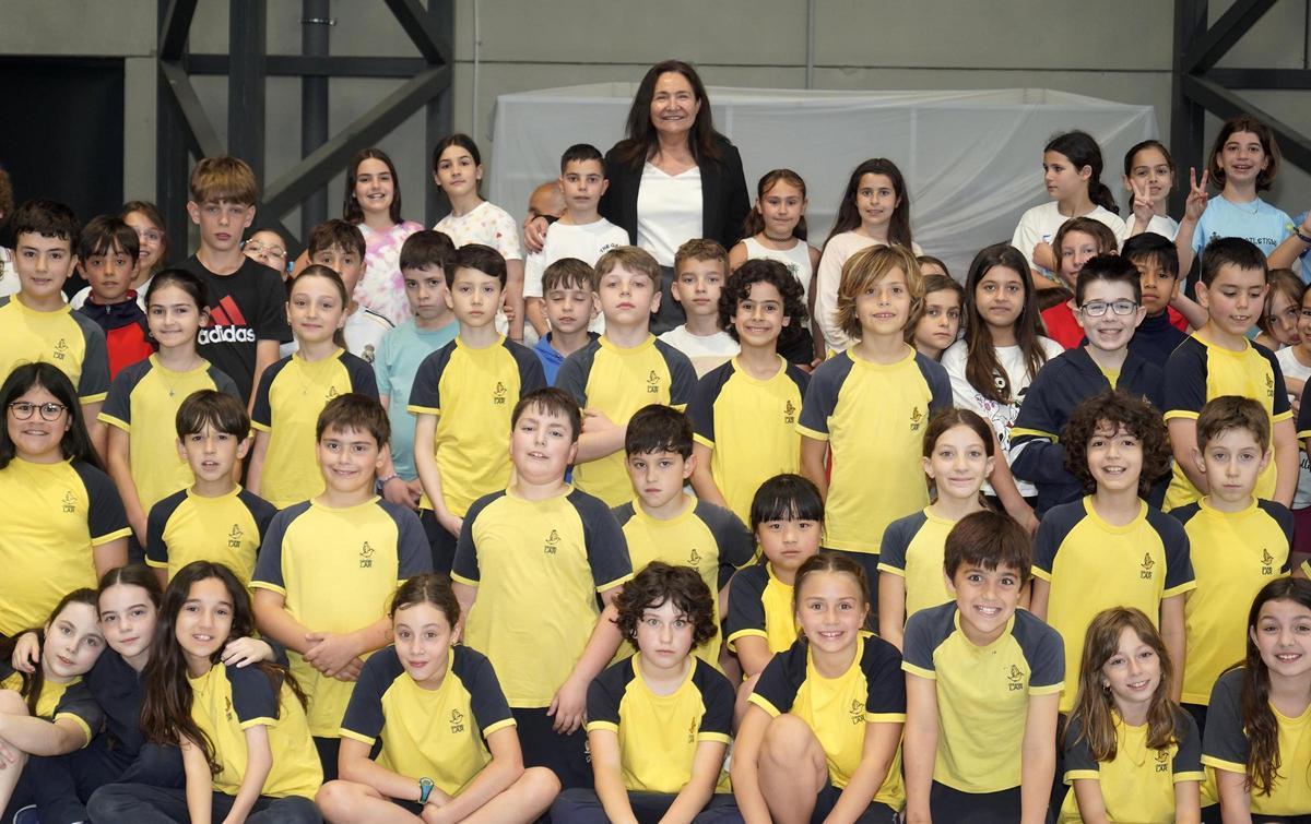 Ortiz, con pequeños atletas de Vigo.