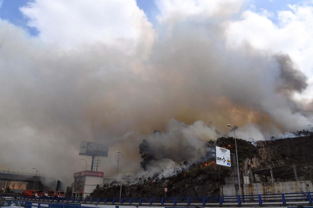 Más imágenes del incendio en As Rañas