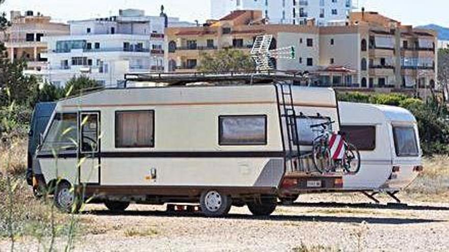 Una autocaravana y una caravana, ayer en la zona de ses Variades de Sant Antoni.