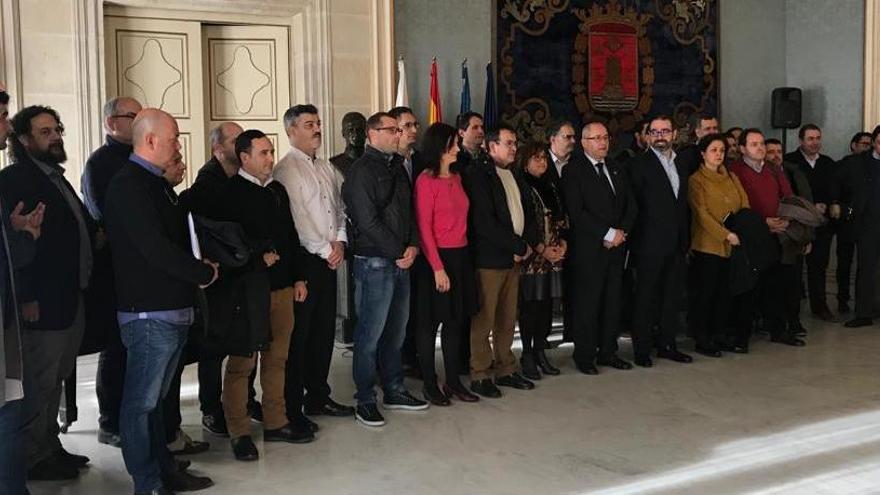 Los representantes de las empresas, junto a los miembros del Gobierno municipal