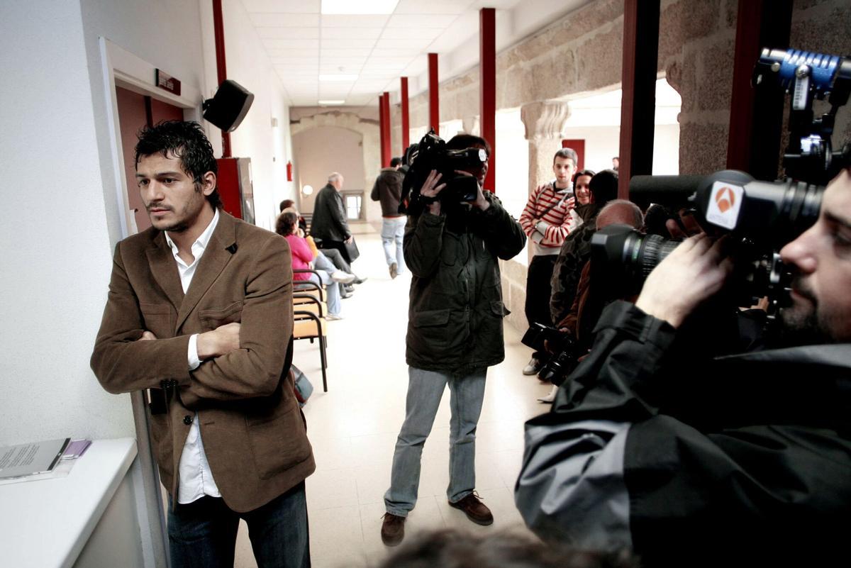 El portero uruguayo del Deportivo de La Coruña, Gustavo Munúa (i) momentos antes de entrar a declarar ante el titular del Juzgado de Primera Instancia Número 3 de Betanzos, Carlos Villarino tras la pelea en la que se enzarzó con su compañero de vestuario, el portero israelí Dudú Aouate.