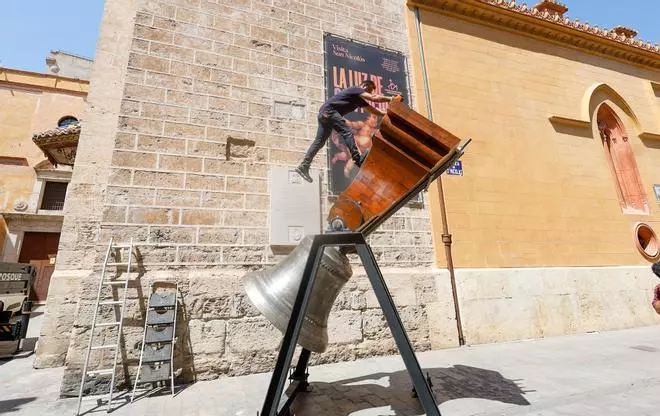 La espectacular llegada de la nueva campana de San Nicolás