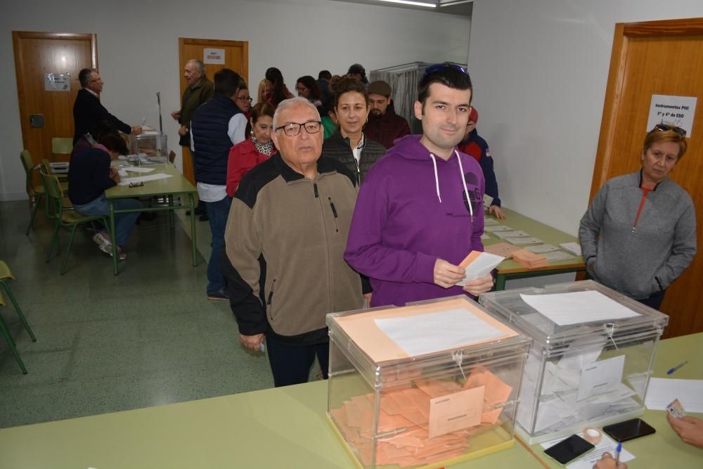 Los murcianos acuden a las urnas para votar en las