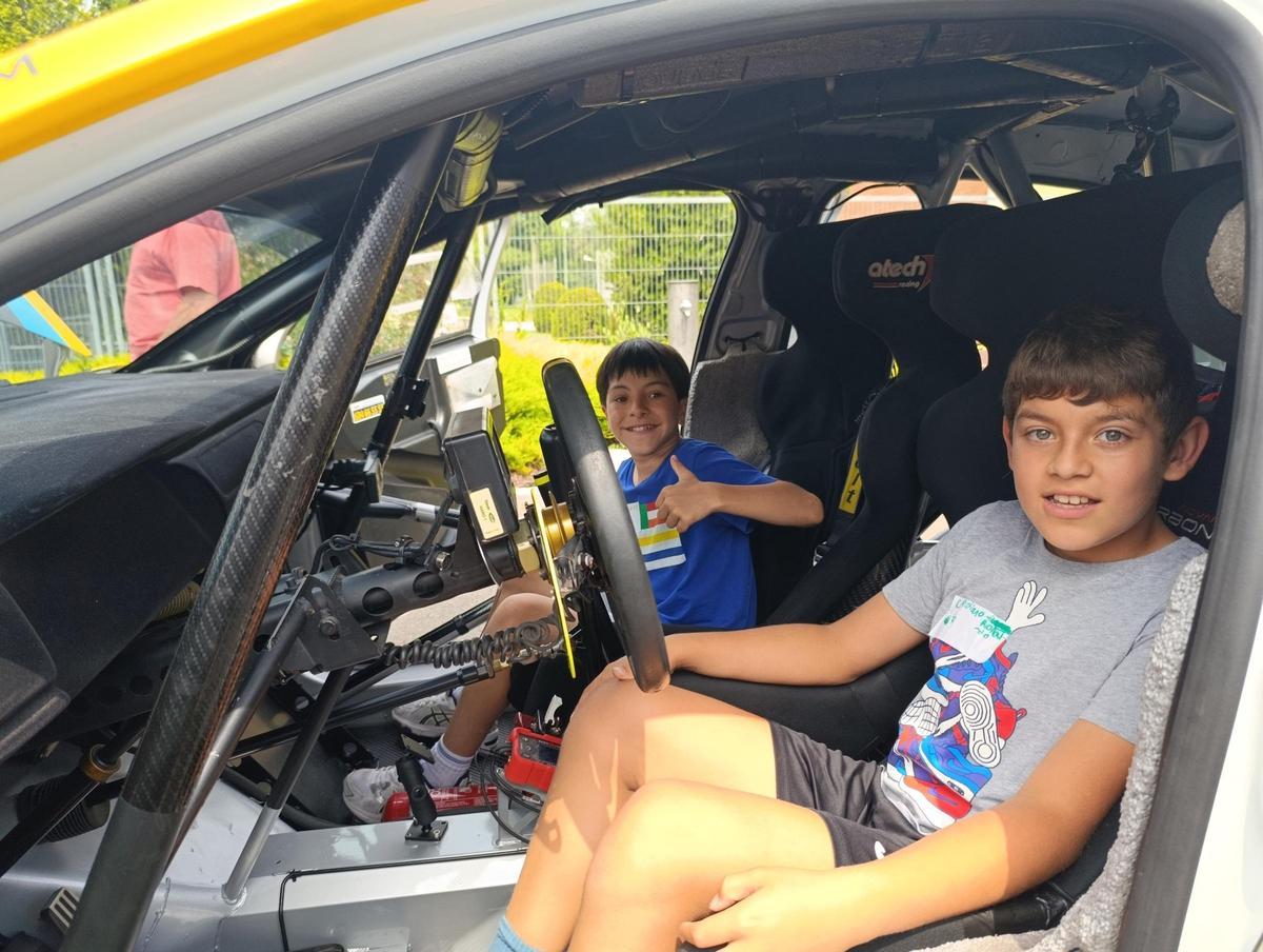 Dos alumnos se toman una foto en el interior del vehículo de Alberto Ordoñez.