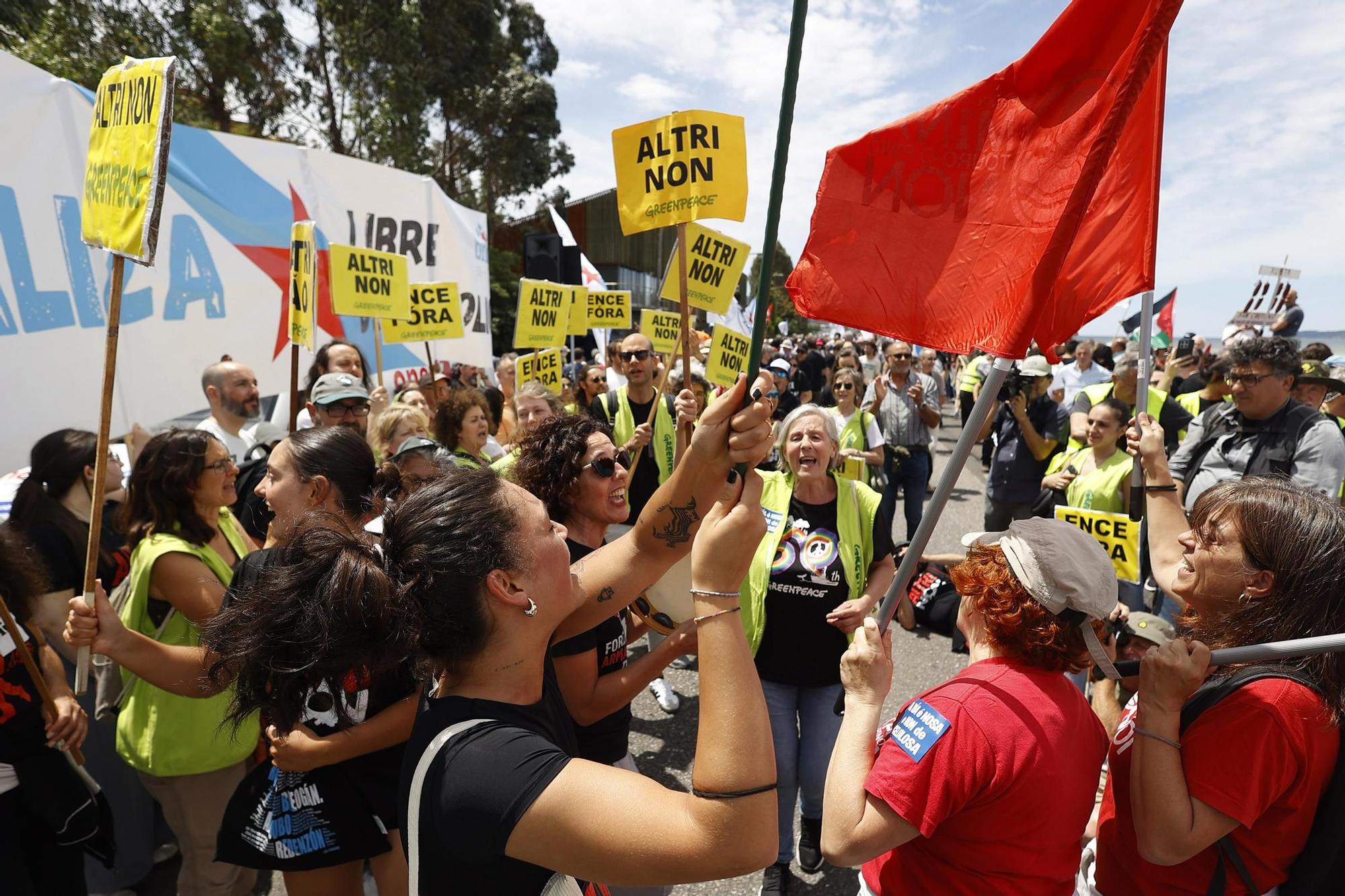 Miles de gallegos marchan de Pontevedra hasta Lourizán en protesta por las celulosas de Ence y Altri