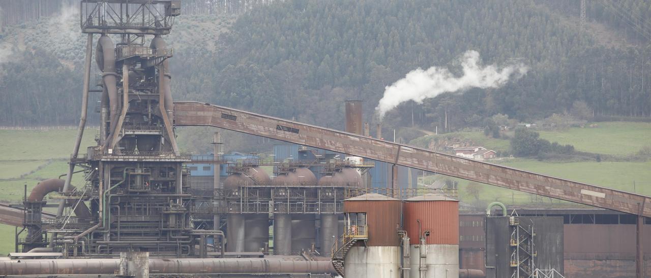 Uno de los hornos altos de ArcelorMittal en la factoría de Veriña (Gijón).