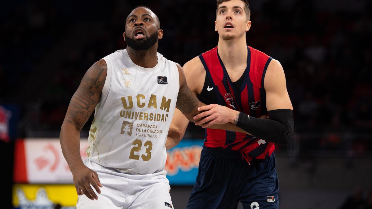 James Anderson, del UCAM Murcia, ante Hommes durante el partido.