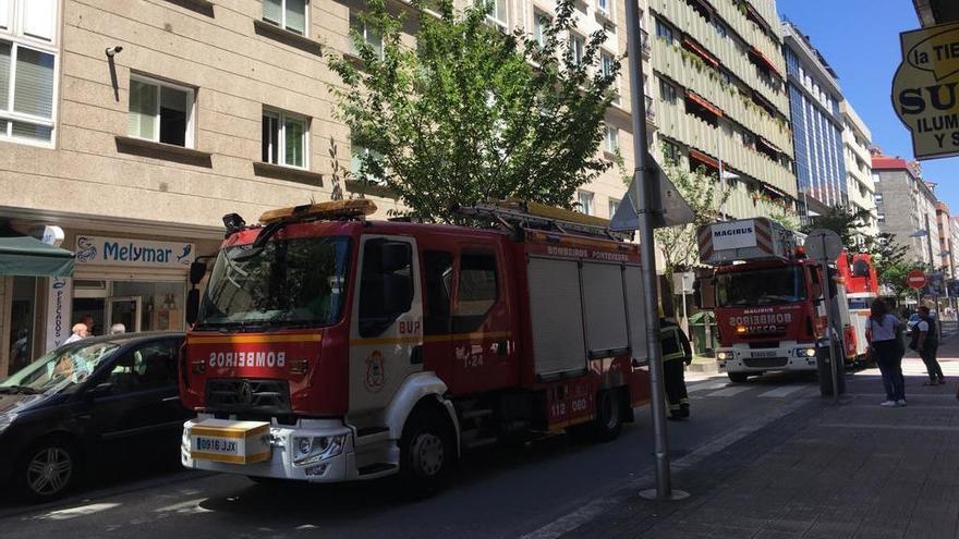 Los camiones de bomberos en Rosalía de Castro. // C.G.