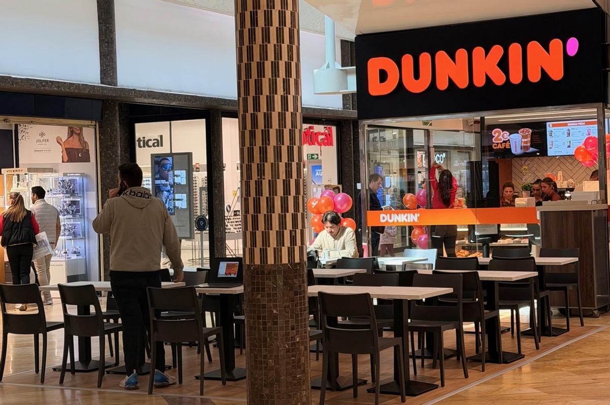 El nuevo establecimiento que Dunkin’ ha abierto en el centro comercial Rosaleda, en Málaga capital.