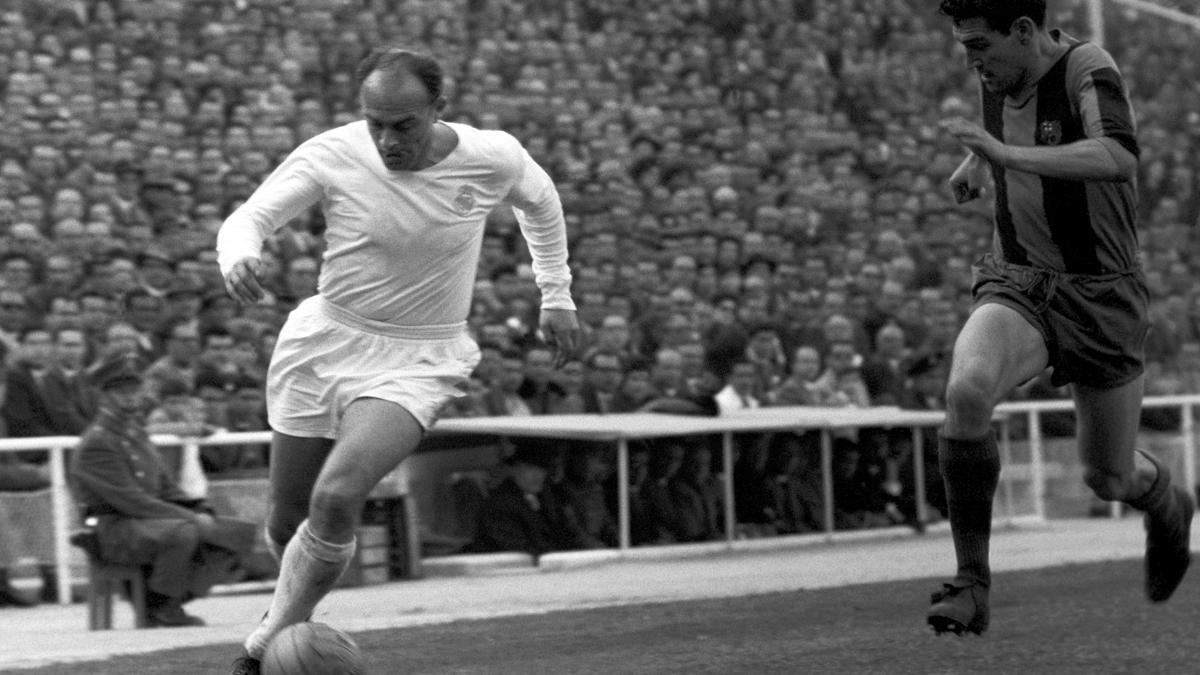 Alfredo Di Stéfano, en un partido contra el FC Barcelona en Chamartín