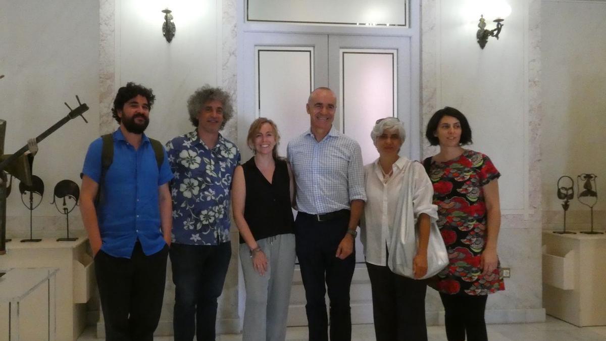El delegado de Cultura, Antonio Muñoz, junto a otros agentes culturales en la Casa de las Sirenas. / El Correo