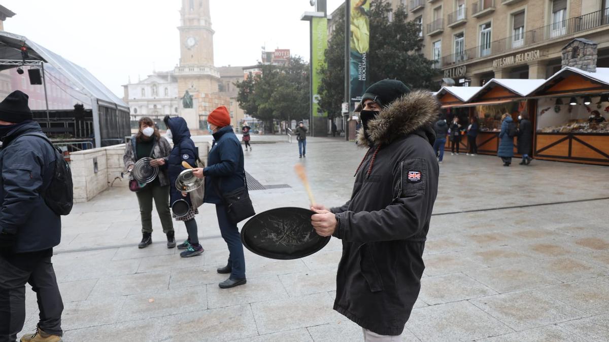 Cacerola en mano, las plantillas del bus y el tranvía han protestado.