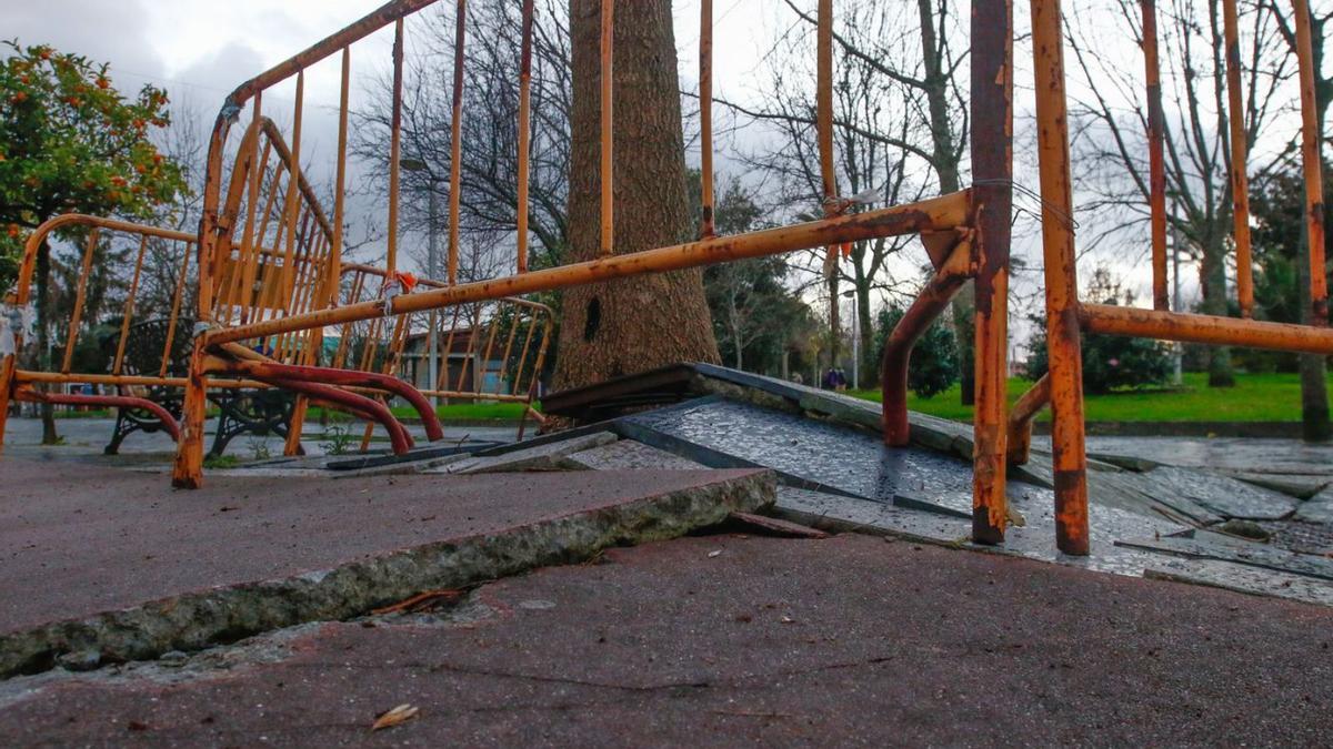 Estado que presentaba el firme ayer en una de las zonas del parque.  |