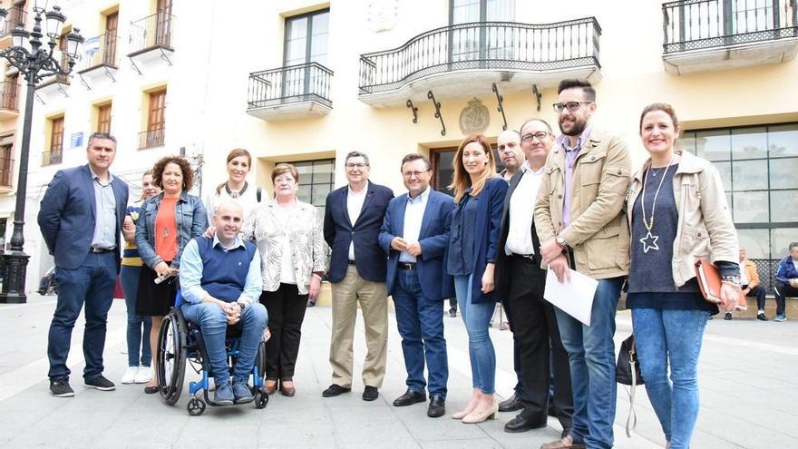 Heredia, junto al alcalde de Vélez, Moreno Ferrer, entre otros. l. o.