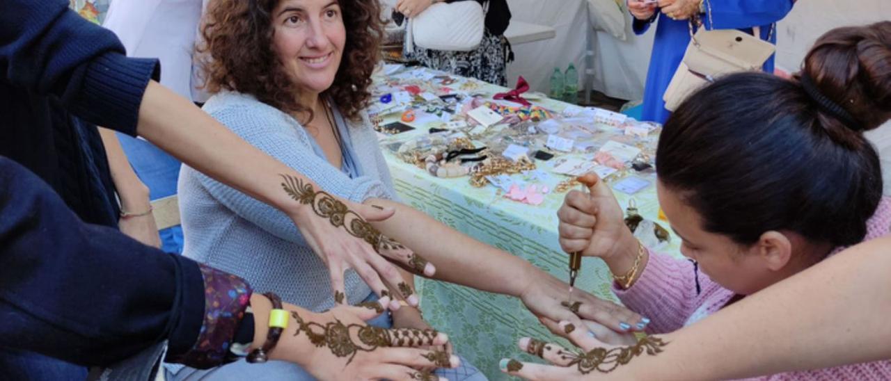 Las marroquíes mostraron el arte de realizar tatuajes con hena. | E. P.