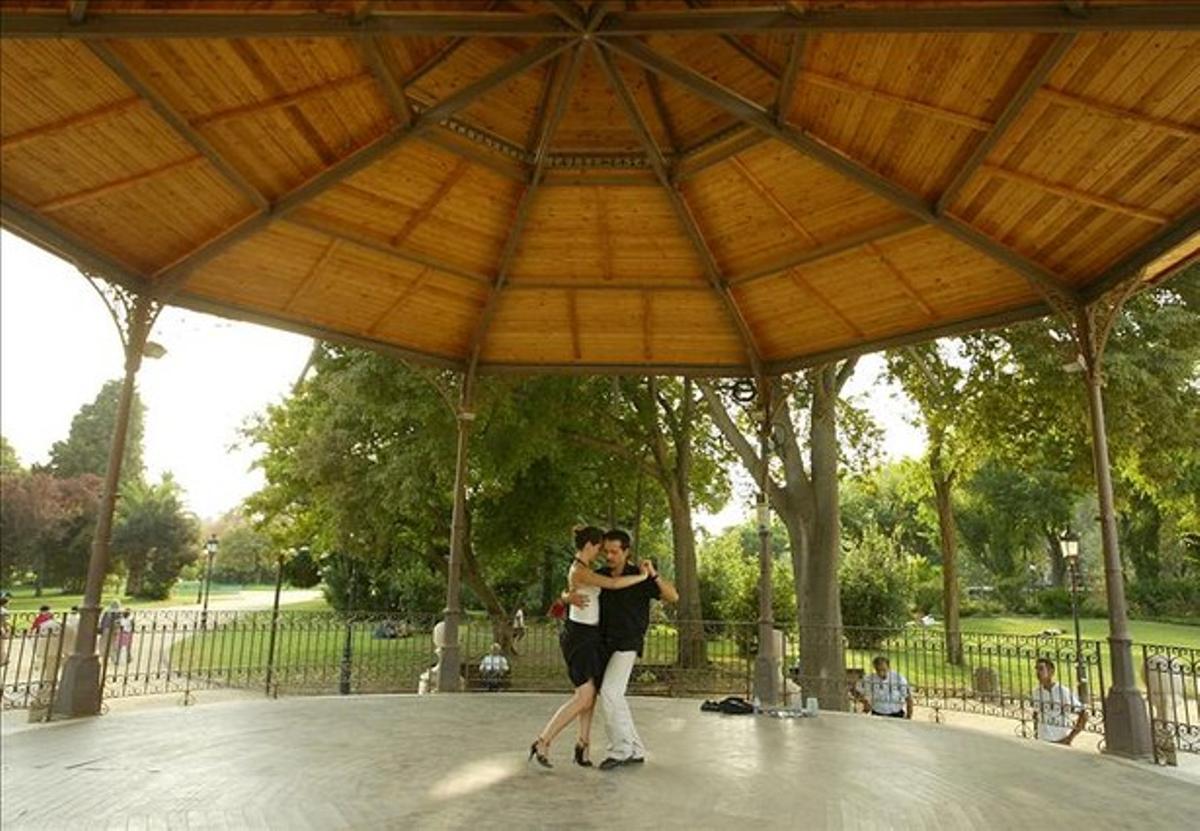 Una parella balla tangos a la Glorieta de la Ciutadella. Una parella balla tangos a la Glorieta de la Ciutadella.