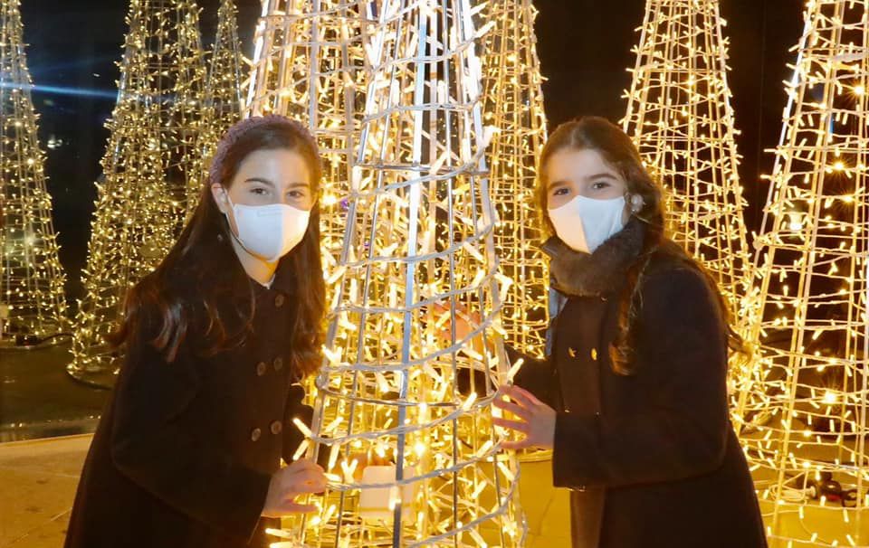 Nerea López y la corte infantil encienden la Navidad de l'Oceanogràfic