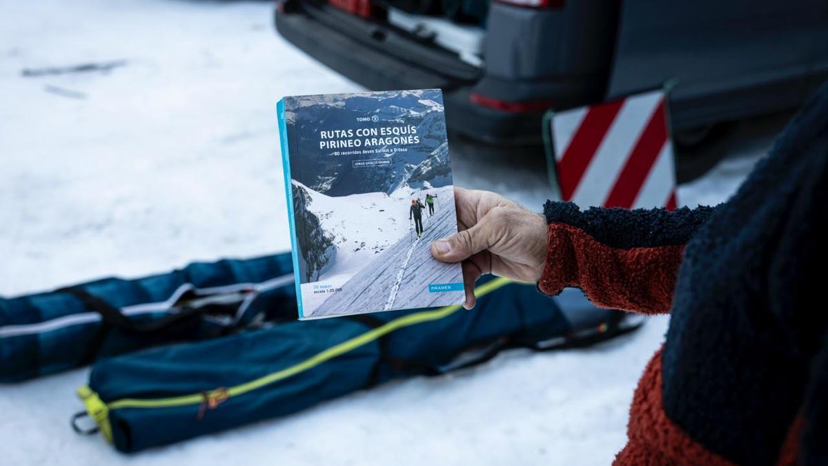 Un grupo de montañeros consulta uno de los libros que publicó el divulgador Jorge García-Dihinx, uno de los tres fallecidos en el alud de Panticosa (Huesca).