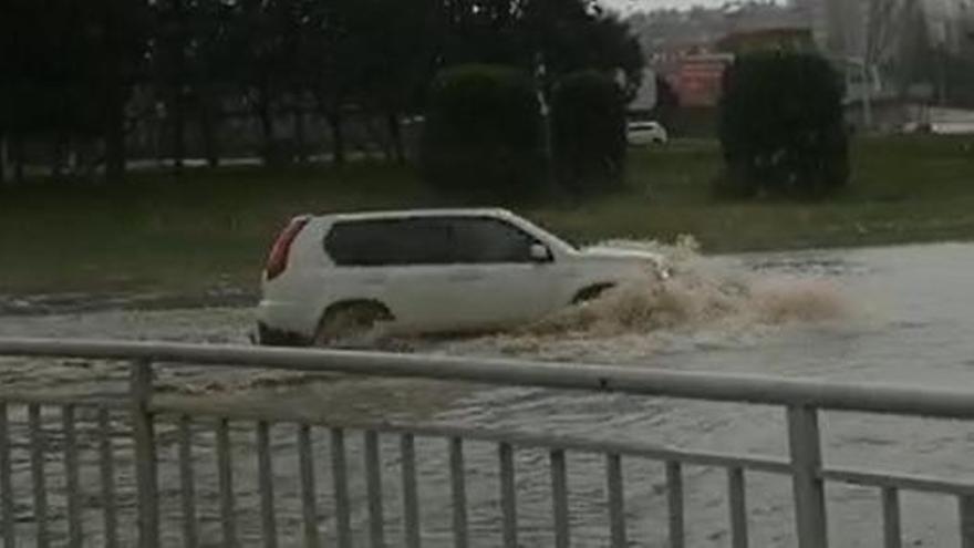 L'avinguda de Prat de la Riba de Manresa inundada per l'aigua del temporal