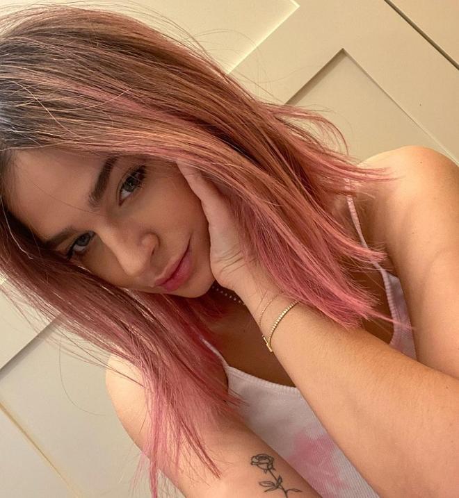 Laura Escanes presume de nuevo look en Instagram: ¡ahora tiene el pelo rosa!