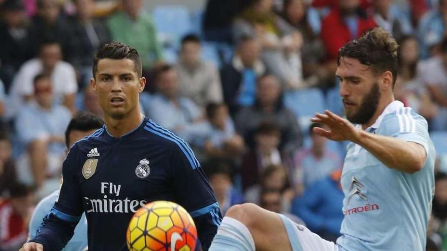 Sergi Gómez controla el balón ante Cristiano Ronaldo, que ayer jugó de ariete. // Ricardo Grobas