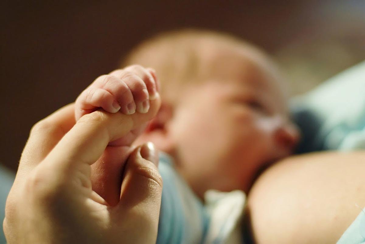 Una madre da el pecho a su hijo