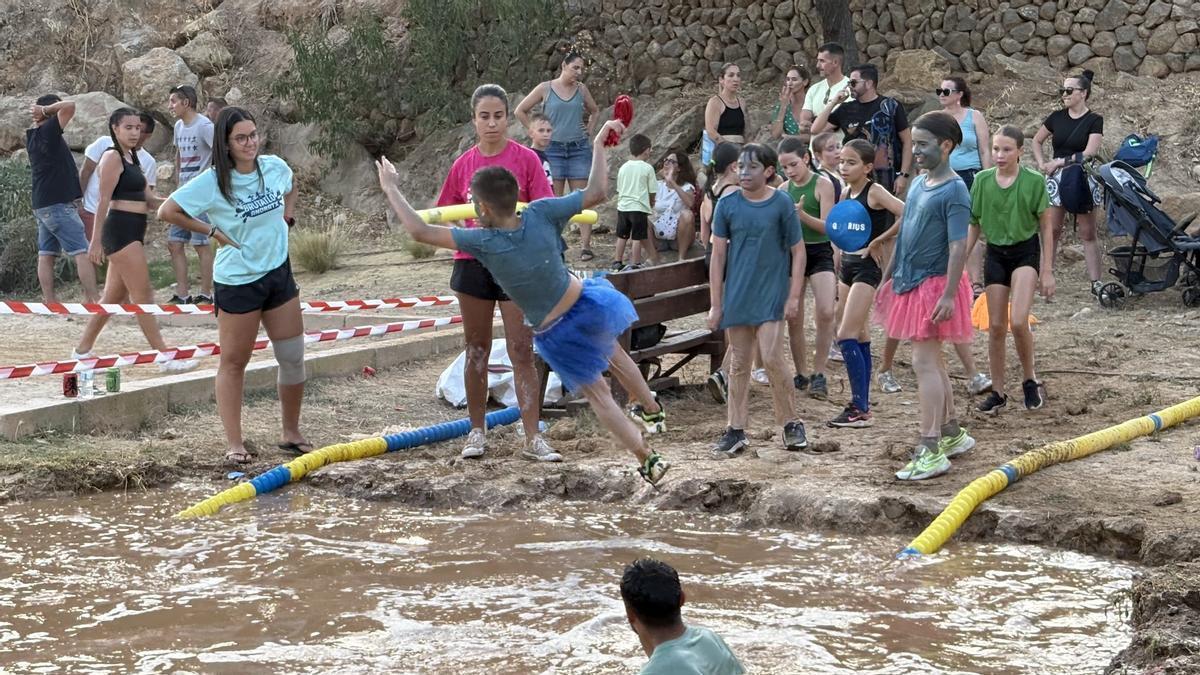 La Brutatló Kids reúne a 240 jóvenes en una tarde de deporte, barro y diversión en Andratx