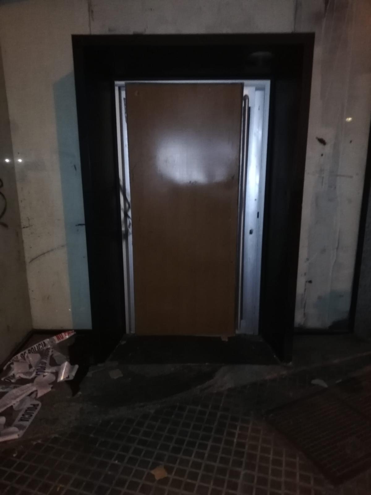 Puerta blindada colocada hoy en la antigua sucursal bancaria okupada de Sant Ferrán.