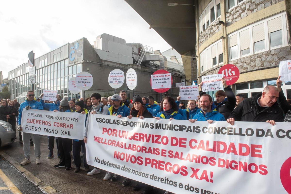 Manifestación en el Palacio de los Deportes del personal de las Escuelas Deportivas