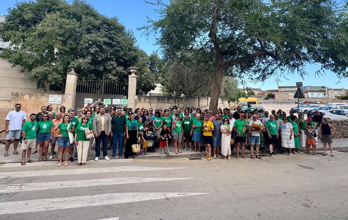 Concentración en Algaida a favor de los docentes.