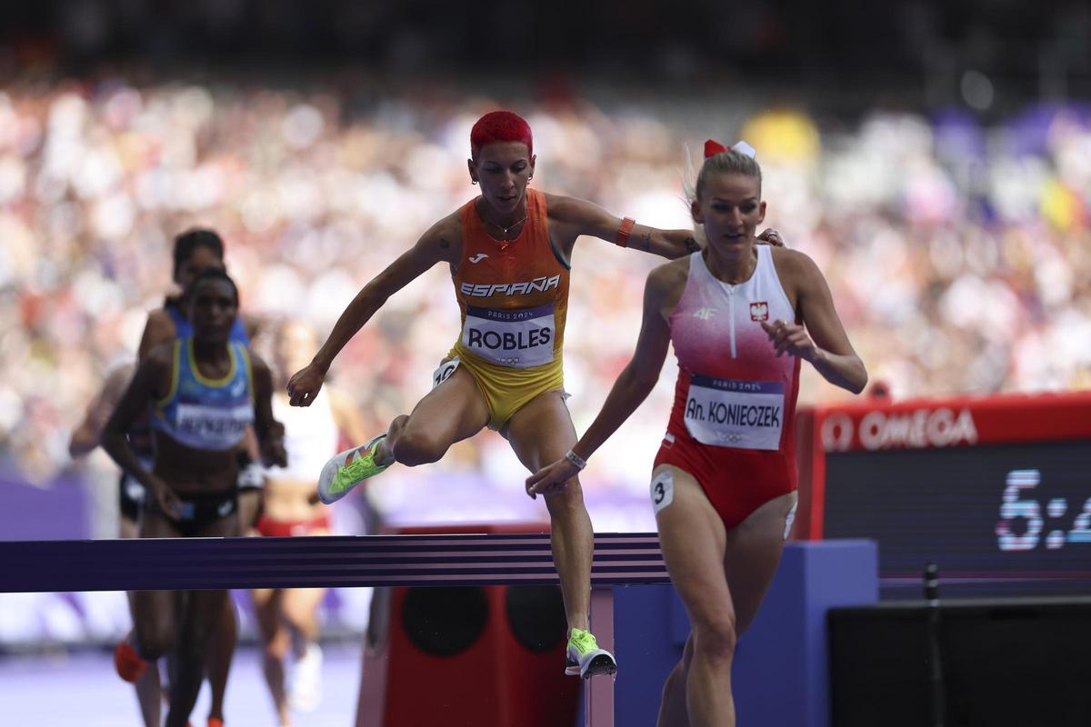La atleta española Carolina Robles compite en la prueba de los 3000m obstáculos femeninos de los Juegos Olímpicos de París 2024 en el Estadio de Francia este domingo en la capital francesa.