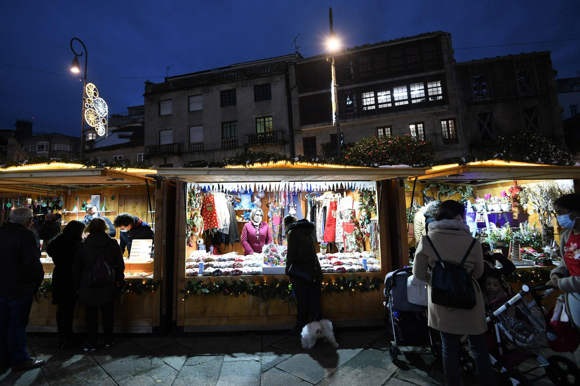 El poblado navideño llena de luz y color A Ferrería