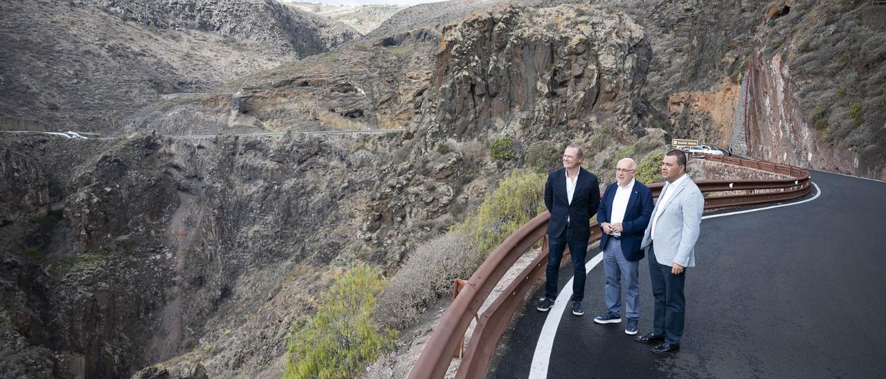 Augusto Hidalgo, Antonio Morales y Pedro Rodríguez, este miércoles junto a la entrada al Cenobio de Valerón.