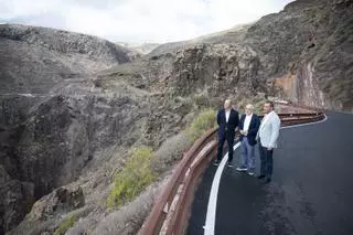 La histórica carretera del norte por el Cenobio de Valerón de Guía pierde los malecones por vallas